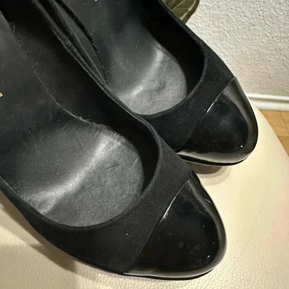 Chanel Black Suede Platform Pumps w/ Patent Leather Cap Toe + CC Logo size 38.5 - Picture 13 of 16